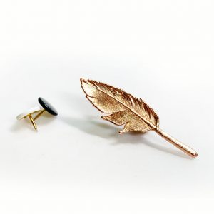 گل سینه دستساز از پر طبیعی کد JLJB.0043