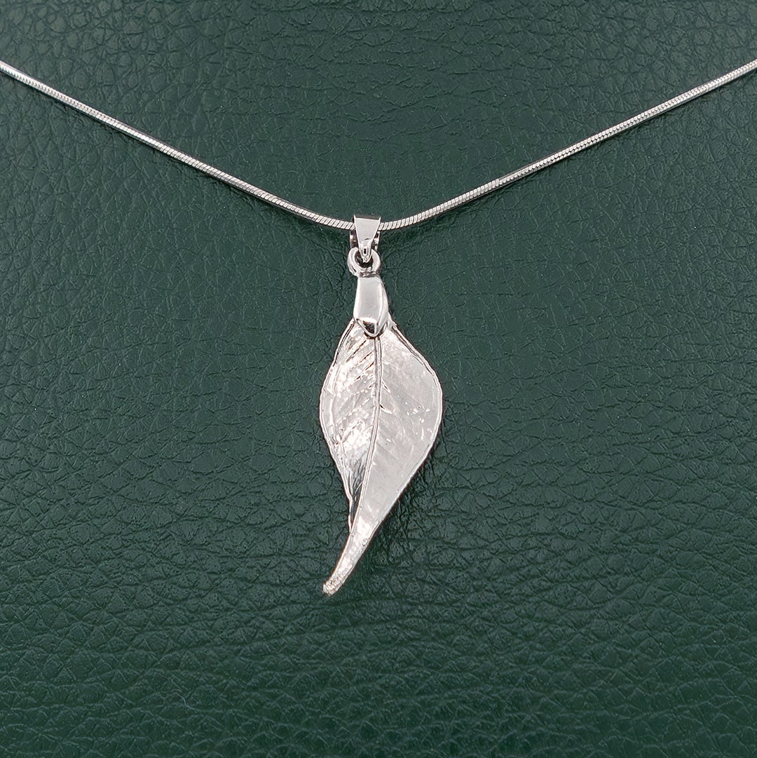 آویز گردنبند خاص از برگ ناندینا